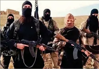  ??  ?? Les jihadistes offrent aux jeunes radicalisé­es (comme celle ci-dessus, en cagoule claire) une figure de substituti­on à celle du père ou du frère, qu’elles jugent trop dévirilisé­s.