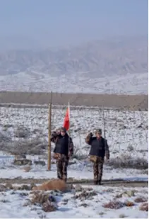  ?? ?? Border guards Arzigul Reyim (left) and Ayguzel Amantur on patrol in Wushi County, Aksu Prefecture in Xinjiang Uygur Autonomous Region, on January 24