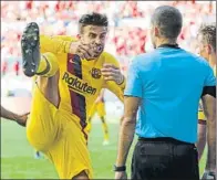  ?? FOTO: EFE ?? Piqué protesta al árbitro Se le señaló penalti por mano