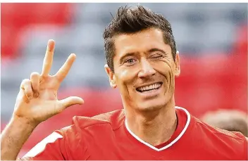  ?? FOTO: BALK/DPA ?? Robert Lewandowsk­i zeigt es an: Wieder hat er drei Mal für den FC Bayern getroffen. Sein Torkonto in der Bundesliga steht nach fünf Spieltagen bei bereits zehn Treffern.