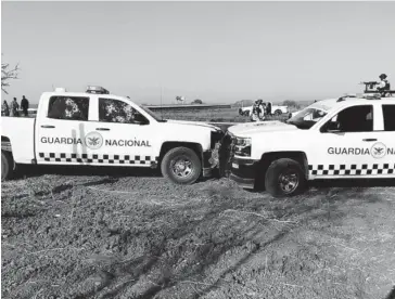  ?? EL DEBATE ?? > La patrulla donde viajaban los civiles recibió decenas de balazos; el conductor quedó sin vida frente al volante.