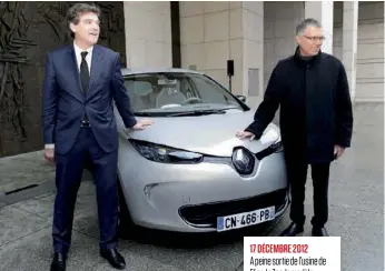  ??  ?? A peine sortie de l’usine de Flins, la Zoe, le modèle électrique de Renault, a été livrée au ministre (ici avec Carlos Tavares, à l’époque n° 2 du constructe­ur automobile). « C’est l’emblème d’une nouvelle France, celle qui change sa relation avec la...