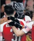  ??  ?? Aubameyang, a lo Black Panther.