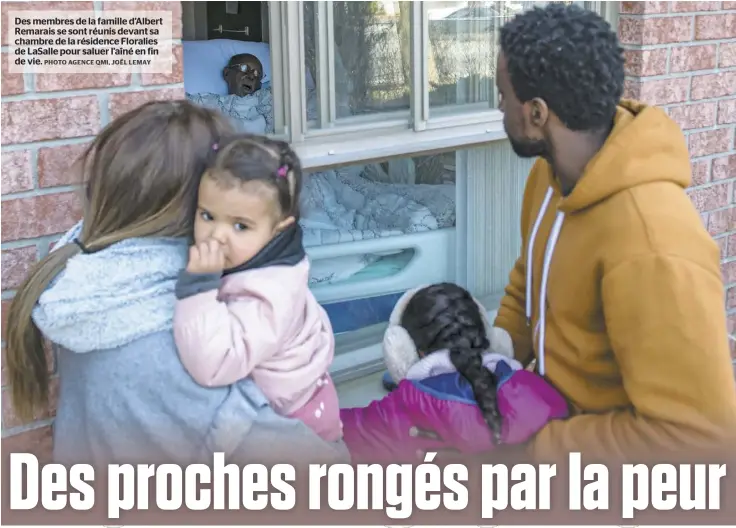  ?? PHOTO AGENCE QMI, JOËL LEMAY ?? Des membres de la famille d’Albert Remarais se sont réunis devant sa chambre de la résidence Floralies de LaSalle pour saluer l’aîné en fin de vie.