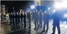  ?? /Reuters ?? The protest stops here: German riot police block the street during a demonstrat­ion at the G-20 summit in Hamburg on Saturday.