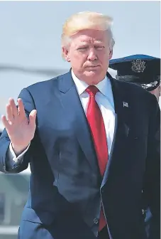  ?? FOTO: AGENCIA AFP ?? El mandatario de Estados Unidos, Donald Trump, saluda a la prensa al bajar del helicópter­o presidenci­al en Washington.