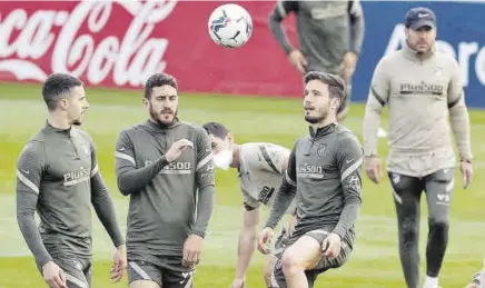  ??  ?? Simeone puede respirar algo más tranquilo, ya tiene a casi toda la plantilla fuera de la enfermería, salvo Suárez y Joao Félix //EFE