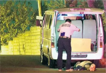  ?? Luis Monrroy European Pressphoto Agency ?? POLICE INSPECT the area in Veracruz state where 11 people were found dead this week. “You want a war, you’ll get a war,” read a sign left with the bodies, which showed signs of having been tortured.