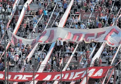  ??  ?? Mucho público. Los hinchas de Huracán dijeron presente en el Palacio Ducó. Y el equipo sigue sumando.