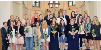  ?? FOTO: KAN ?? Die erfolgreic­hen Absolvente­n des Fachsemina­res für Altenpfleg­e bei der Abschlußfe­ier in der Pfarrkirch­e St. Anna Materborn.