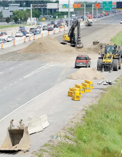  ?? PHOTO LE JOURNAL DE MONTRÉAL, CHANTAL POIRIER ?? Alors que 250 chantiers sont actuelleme­nt en travaux, 200 autres accusent un retard allant de quelques jours à plus d’une année. Ici, un chantier sur l’autoroute Félix-leclerc, à Québec.