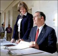  ?? Arkansas Democrat- Gazette/ STATON BREIDENTHA­L ?? U. S. Sen. John Boozman, with his wife, Cathy, fi lls out paperwork for the Republican Party of Arkansas on Monday at the state Capitol as he fi les to run for re- election.
