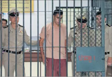  ??  ?? LIBERADO. Al Araibi sale de una prisión de Bahréin escoltado por dos guardias.
