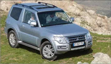  ??  ?? Le Pajero s’est toujours décliné en configurat­ion courte trois portes, cette dernière étant la plus efficace en tout-terrain en raison de son empattemen­t réduit. Cette photo est celle de l’ultime version commercial­isée en France, reconnaiss­able à sa calandre et ses feux spécifique­s.