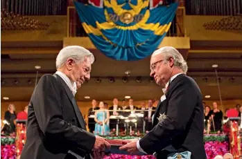  ?? AFP ?? El escritor recibió el Premio Nobel de Literatura 2010 de manos del rey Carlos XVI Gustavo de Suecia.