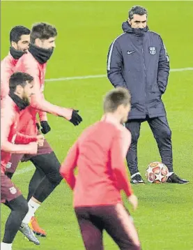  ?? FOTO: P. PUNTÍ ?? Ernesto Valverde, aquí observando el entrenamie­nto, cree en este Barça europeo