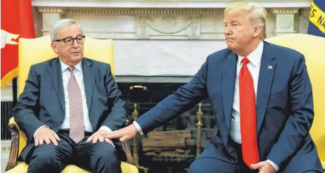  ?? FOTO: AFP ?? Die Vereinbaru­ngen zwischen EU-Kommission­schef Jean-Claude Juncker (li.) und US-Präsident Donald Trump kamen in Berlin positiv an.