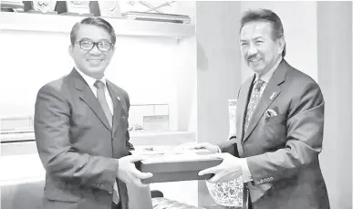  ??  ?? BAPAK Akhmad DH Irfan (kiri) bersama Ketua Menteri Tan Sri Datuk Seri Panglima Musa Haji Aman dalam satu pertemuan.