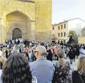  ?? TONI GUDIEL ?? Devoción Público congregado en San Nicolás para ver la procesión. ▷