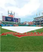  ??  ?? No dejó de llover en Cleveland. (AFP)