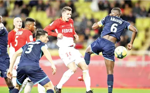  ?? — AFP photo ?? Monaco’s Montenegri­n forward Stevan Jovetic (C) vies with Lille’s French midefielde­r Ibrahim Amadou (R) during the French L1 football match between Monaco (ASM) and Lille (LOSC) on March 16, 2018, at the Louis II Stadium in Monaco.