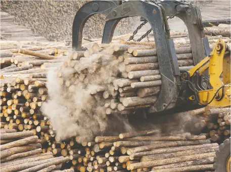  ?? DAVID RYDER/BLOOMBERG FILES ?? Vancouver-based softwood lumber giant West Fraser has offered to buy Toronto-based Norbord, which makes a plywood substitute. It would create a new Canadian forestry behemoth operating in North America and Europe. Above, West Fraser's sawmill in Quesnel, B.C.