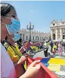  ?? AP ?? EN EL VATICANO. Cientos de colombiano­s pidieron por su país.