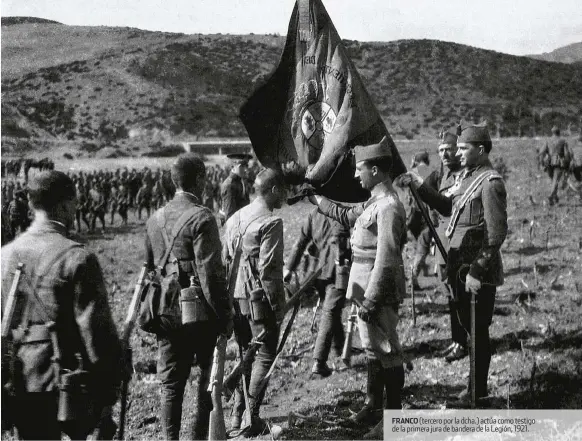  ??  ?? FRANCO (tercero por la dcha.) actúa como testigo de la primera jura de bandera de la Legión, 1921.