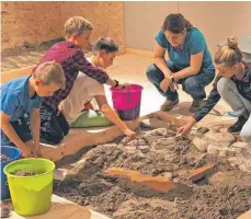  ?? FOTO: HELMUT VOITH ?? In Konstanz dürfen Kinder unter fachlicher Anleitung eine archäologi­sche Grabung nachempfin­den.