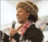  ??  ?? Human Settlement­s Minister Nomaindia Mfeketo addresses people at a meeting in Gugulethu.