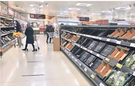 ?? FOTO: DAVID YOUNG/AP ?? So leer wie in diesem Supermarkt in Belfast sind aktuell viele Regale in Großbritan­niens Geschäften.