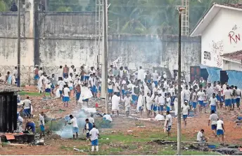  ?? ?? presos durante una revuelta en el centro penitencia­rio de Alcacuz, en Róo Grande del Norte, Brasil, en 2017