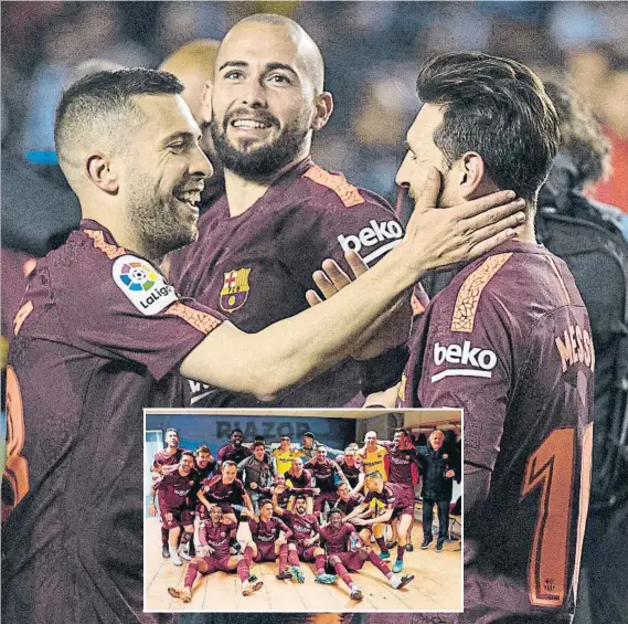  ?? FOTOS: P. PUNTÍ/FCB ?? Alba felicita a Messi en el césped de Riazor, en cuyo vestuario se vivieron las mayores escenas de alegría Los jugadores hicieron un corro en el círculo central y posaron después