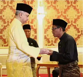  ??  ?? Royal consent: Ahmad Faizal being sworn in as the Perak MB by Sultan Nazrin Muizzuddin Shah at Istana Iskandaria­h in Kuala Kangsar.