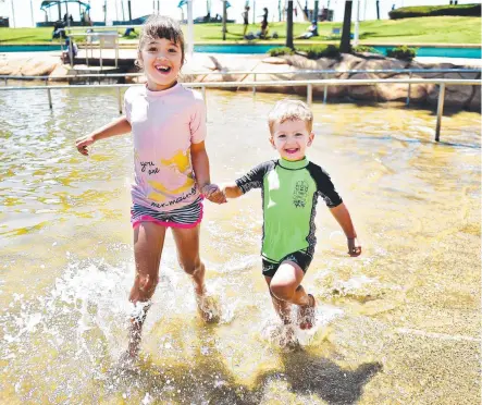  ?? Picture: ALIX SWEENEY ?? COOLING OFF: Chloe, 6, and Jaxon Harris, 3, from Kirwan in the Rockpool yesterday.