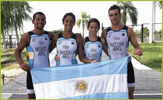  ??  ?? HAY EQUIPO. La formación de relevos mixtos que obtuvo la medalla de plata en los IV Juegos Suramerica­nos de Playa en Rosario.