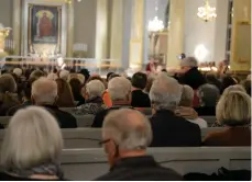  ??  ?? VÄLBESÖKT. Över 400 besökare hade tagit sig till Vänersborg­s kyrka för musikkväll­en i medmänskli­ghetens tecken.