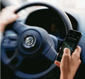  ?? Symbolfoto: Alexander Kaya ?? Der Blick aufs Smartphone während der Autofahrt ist gefährlich. Davor warnt die Ulmer Polizei, die verstärkte Kontrollen ankün digt. Im vorigen Jahr wurden 3636 Autofahrer mit Handy am Steuer erwischt. ULM MERKLINGEN