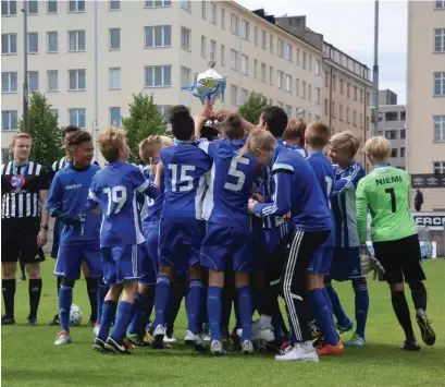  ?? FOTO: JESPER VON HERTZEN/HBL ARKIV ?? HJK:s fotbollsju­niorer firar sin seger i Helsinki Cup 2016.