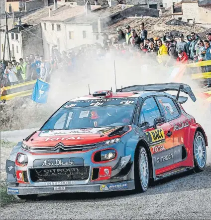  ?? FOTO: WORLD MEDIA AGENCY ?? Kris Meeke se colocó líder en el primer tramo de ayer y supo gestionar su ventaja por la tarde al volante de su C3 WRC