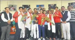  ?? HT PHOTO ?? Haryana agricultur­e minister OP Dhankar (centre) welcomes boxers in Rohtak.