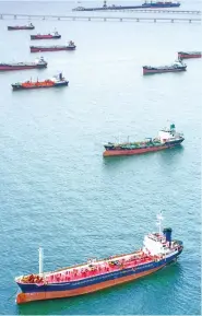  ?? SHUTTERSTO­CK ?? Η ναυτιλία μεταφέρει το 90% του παγκόσμιου εμπορίου με τον πιο φτηνό και πιο οικολογικό τρόπο.
