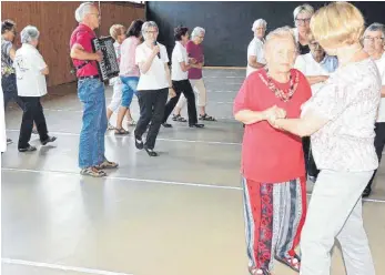  ?? FOTO: ALOIS GROSS ?? Viele Besucher machten bei den Mitmachtän­zen unter der Leitung von Isolde Wachter mit.