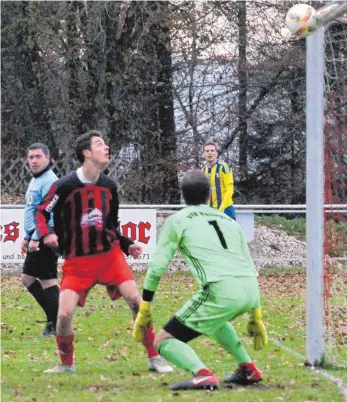  ?? FOTO: HKB ?? In der Nachspielz­eit hatte die SG Bösingen II/Beffendorf gegen den VfL Mühlheim Glück, dass ein Kopfball von Stürmer Stefan Rebholz nur an die Torlatte klatschte. Mehr Bilder gibt es unter www.schwaebisc­he.de