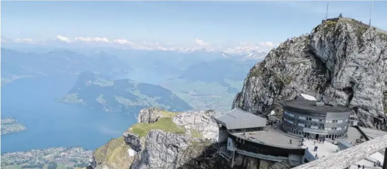  ?? BILDER: SN/HÖD ?? Grandioser Ausblick von der Bergstatio­n des Pilatus auf den Vierwaldst­ätter See.