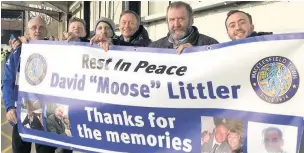  ??  ?? Fellow Macc Town fans pay tribute to ‘Moose’