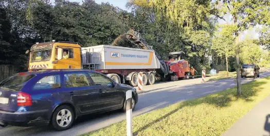  ?? BILD: Patrick Buck ?? Die Fräse rollt, die Busse nicht: Die Fahrbahner­neuerung in Ofen sorgt weiter für Ärger.