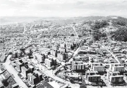  ?? Gabriel Cabral/folhapress ?? Foto aérea da região de Cidade Tiradentes, situada no extremo leste da capital paulista, local onde ocorreu a maior expansão de área construída em SP nos últimos 25 anos; cresciment­o não para