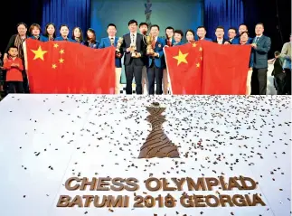  ??  ?? Los equipos chinos tanto masculinos como femeninos se coronaron en las Olimpiadas de Ajedrez de Batumi 2018, Georgia.