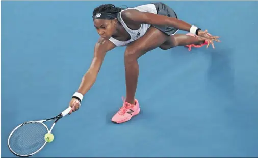  ??  ?? La elástica Coco Gauff se estira para devolver una bola sobre la pista en el partido que la enfrentó con Venus Williams.